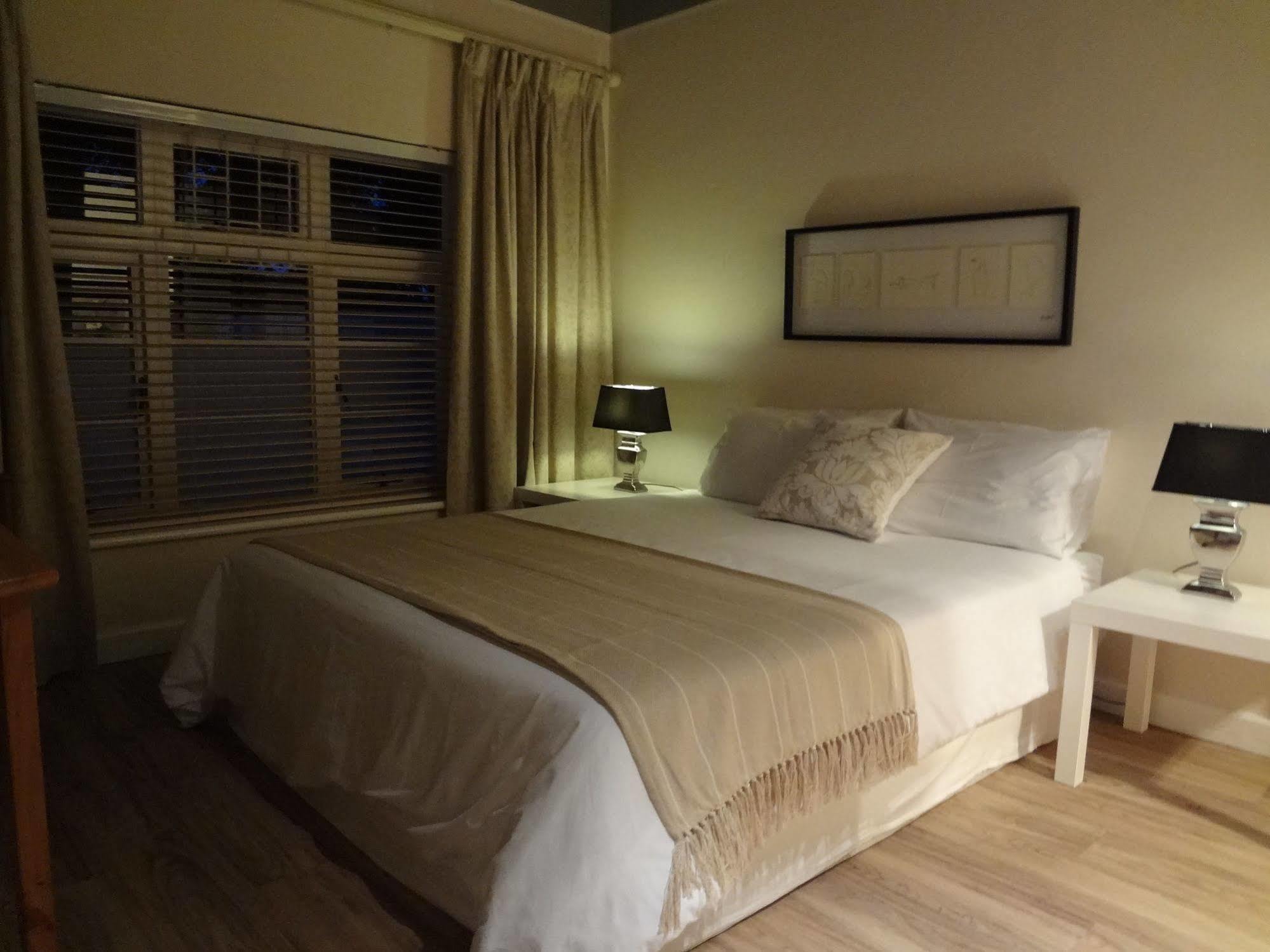 วอล์คเกอร์ เบย์ แมเนอร์ Hotel เฮอร์มานุส ภายนอก รูปภาพ